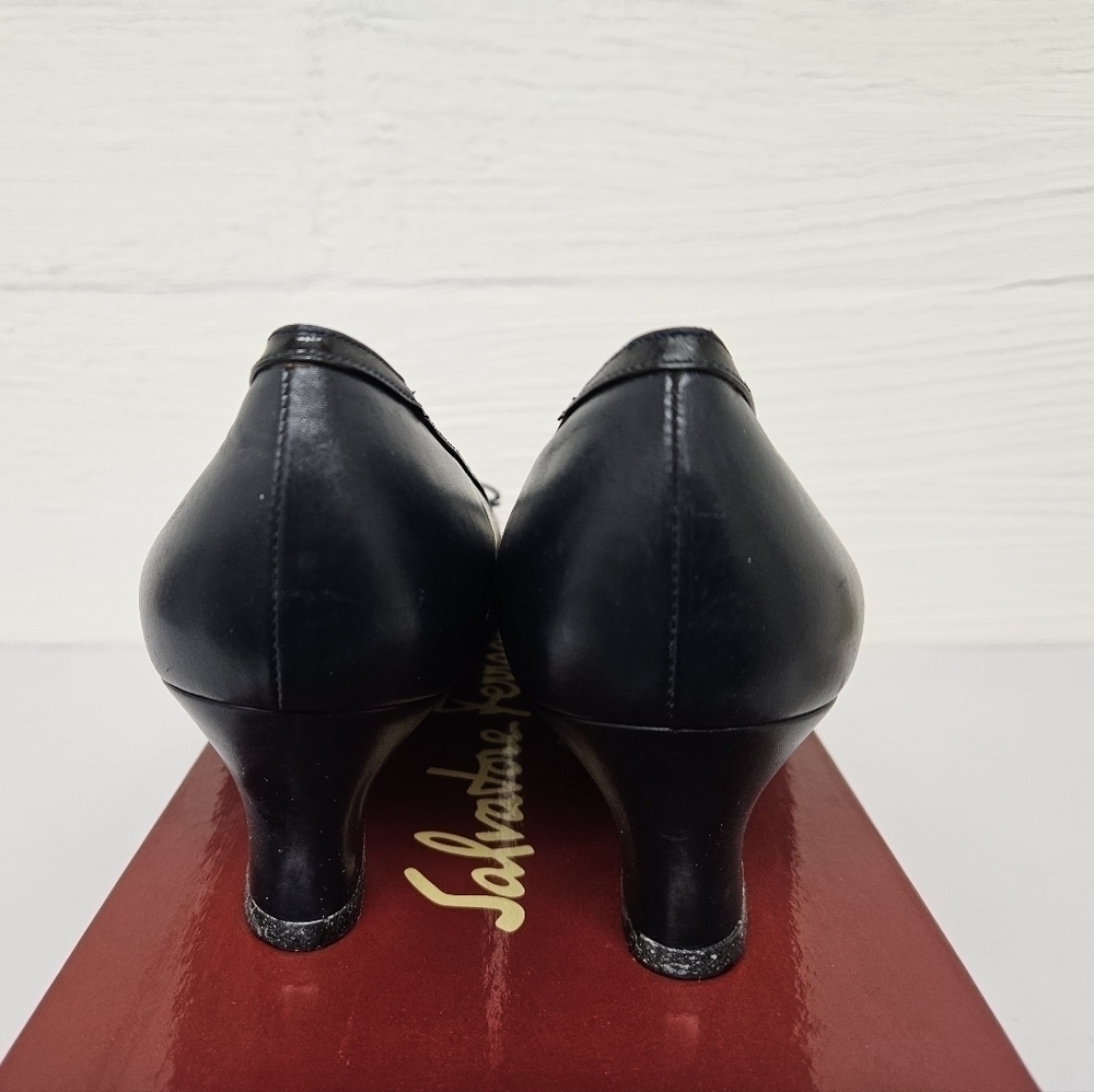 Salvatore Ferragamo Vintage Almond and Kitten Heel Pumps in Navy and Black Sz 9 - Picture 10 of 15